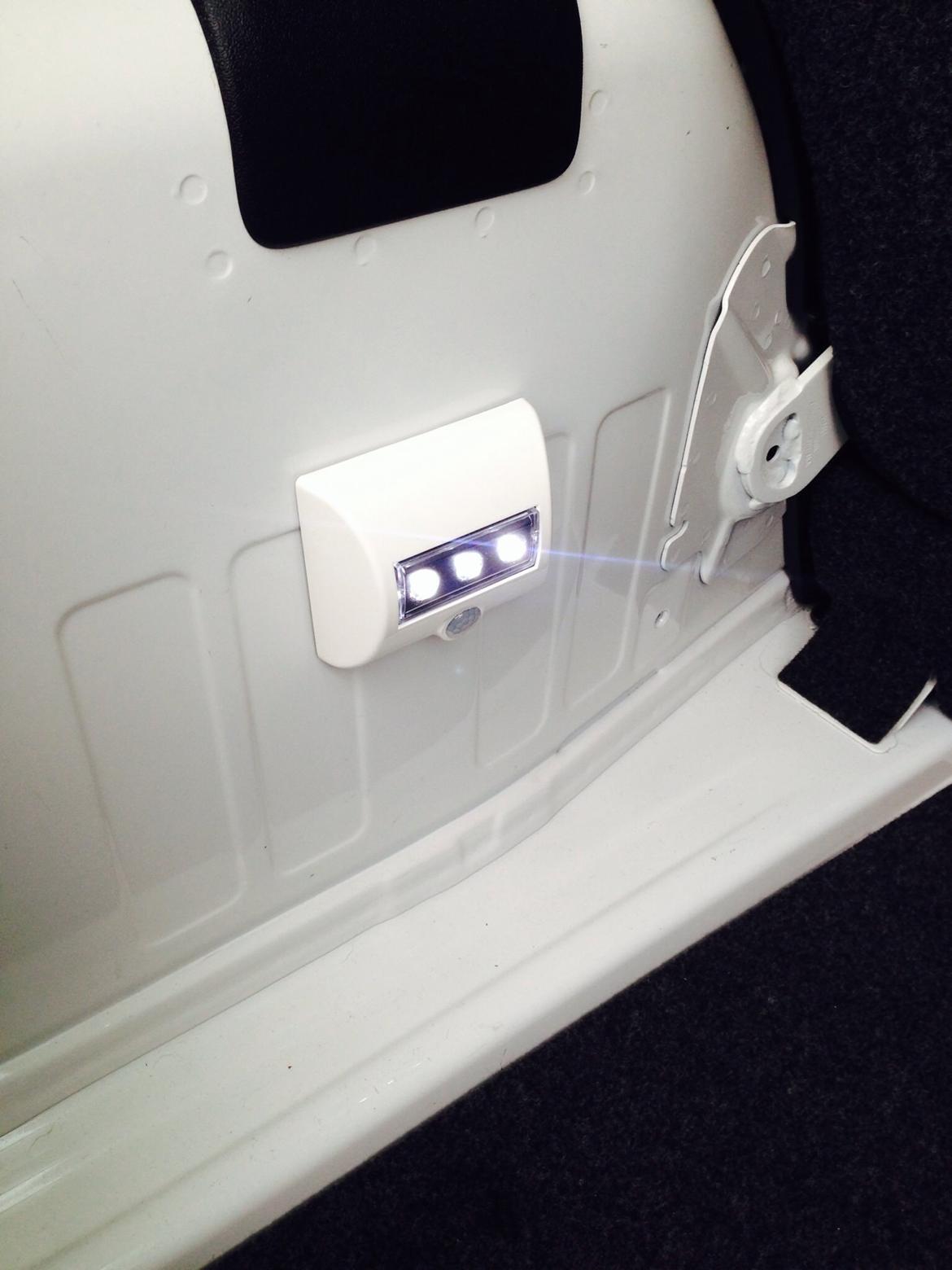 Seat Mii Aut. Style - Lampe med LED og sensor, så der er lys i bagagerummet. billede 15