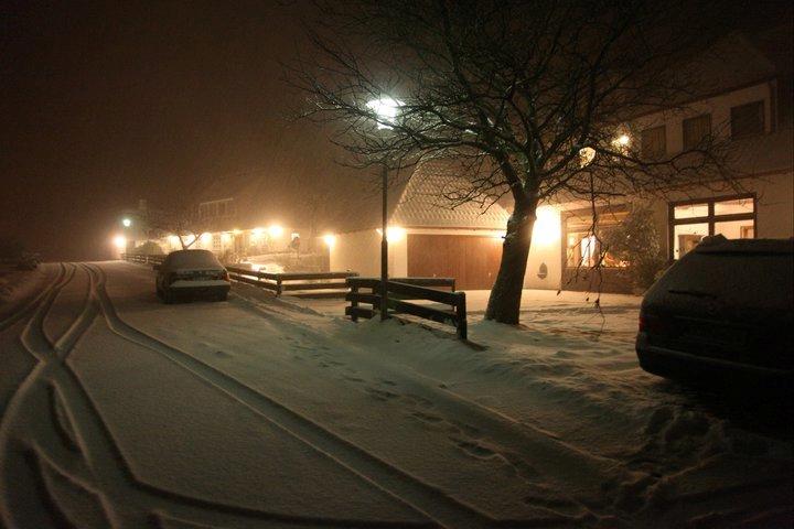 Ford Sierra - ja det er så hende til venstre, begravet i sne.. hun blev godt gennembanket den vinter :) billede 6