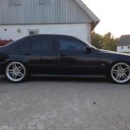 BMW E39 528