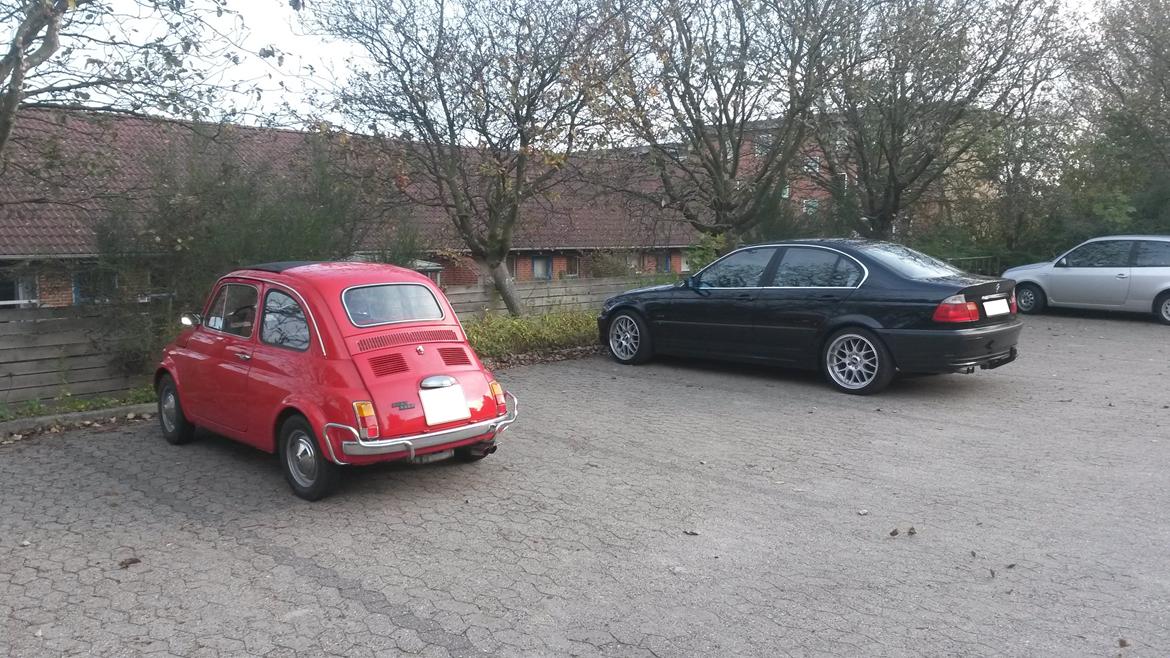BMW E46 320i - Ved siden af en sød lille Fiat 500... Kunne snart være i bagagerummet på Bimmeren ;) billede 26