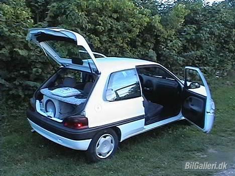 Citroën saxo 1.4i SX - tidlig på sommeren 03, subben dominere stadig bagagerummet. billede 5