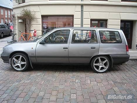 Opel Kadett E Caravan - Damn, den har brug for en sænkning... billede 5