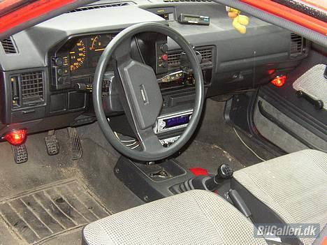 Mazda 323 bf  - ikke den pæneste kabine men det virker da. billede 2