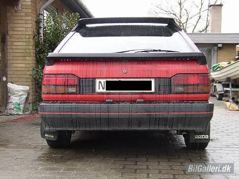 Mazda 323 bf  - Ja, dan skal nok snart vaskes. billede 3