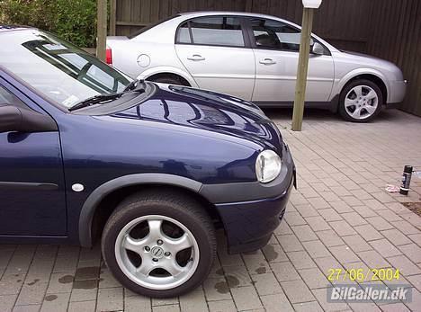 Opel Corsa B Swing - Set fra siden, med en vectra 2,0 2004 i baggrunden billede 6