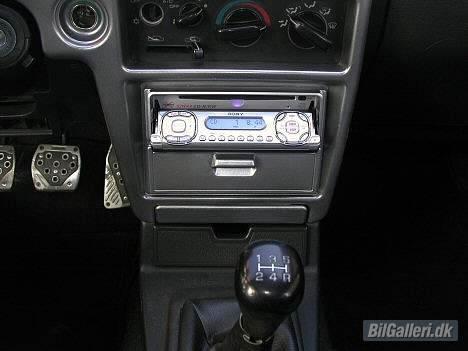 Mitsubishi Colt 1.5 GL *SKROTTET* - Et billede af anlæget og Org. Gearknop fra ældre Lancer St., hvor jeg har tegnet tallene op med sølv-pen ! billede 6