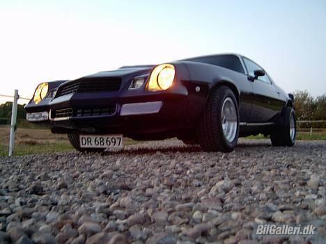 Chevrolet Camaro - Ja nummerpladen sidder langt nede, men den er monteret med 2 hængsler så den kan vippe (ved ca. 40km/t hænger den vandret. Hej hej fotovogn...) billede 7