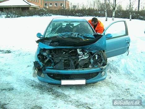 Peugeot 206 S 16 "Død" - Efter et "møde" med en lastbilstrailer på motorvejen.  billede 7