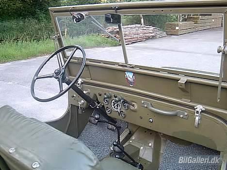 Jeep CJ-2A 4x4 US Army model - De små gearstænger. Den længst væk er til høj - lav. Tætest på er 2 - 4 WD billede 8