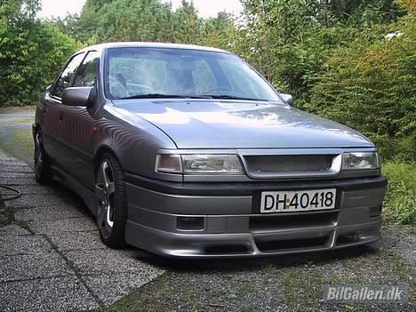 Opel Vectra 16v - Dagen etter jeg monterte det meste av stylingen, hjemme i gården.. billede 2