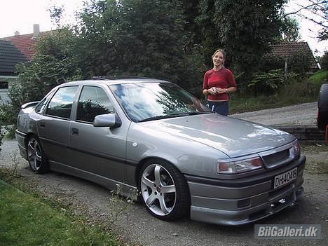 Opel Vectra 16v - Ei venninne av meg ifra Stavanger, sammen med bilen. billede 6