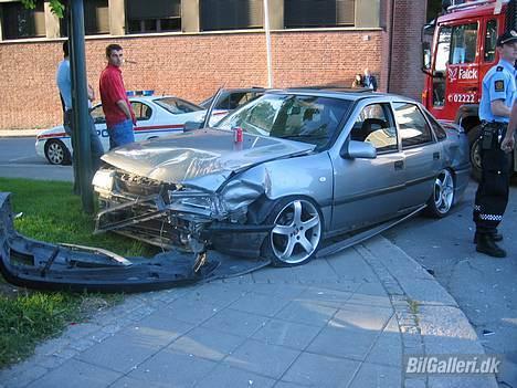 Opel Vectra 16v - Bilde fra ulykkestedet den 16. Mai. *snufs* billede 8