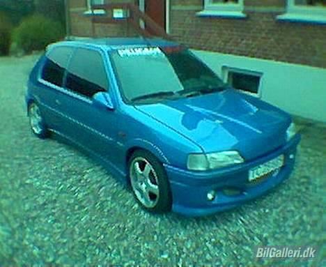 Peugeot 106 XSi     R.I.P. - Sådan.. Tonede ruder hele vejen rundt.. Også forruden... Den gik næsten en mdr inden jeg blev stoppede, også skulle den lige pludselig til syn igen.. smil billede 1
