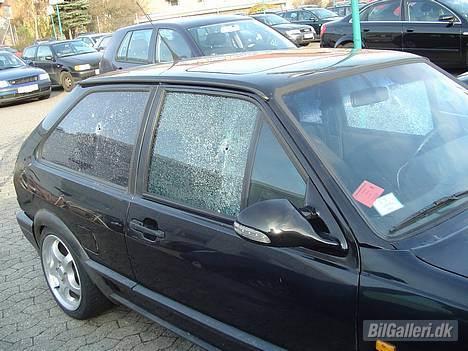 VW Polo G40 *Solgt* - højre side, der hvor kuglerne er kommet ud af bilen. billede 2