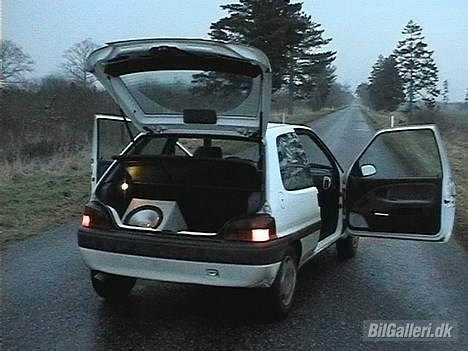 Citroën saxo 1.4i SX - efteråret 03, subben er nedfældet og ændringerne af bagagerummet tager fart. billede 6