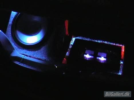 Citroën saxo 1.4i SX - januar 04, forstærkeren er nedfældet i bagagerummet sammen med subben, lys monteret. billede 7