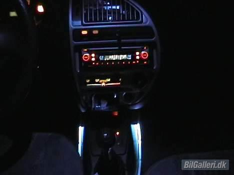 Citroën saxo 1.4i SX - alt interiørlys minus instrumenter er nu blåt. Indvendig styling er færdig, og jeg venter på foråret og arbejdet udvendig på sax´en billede 8