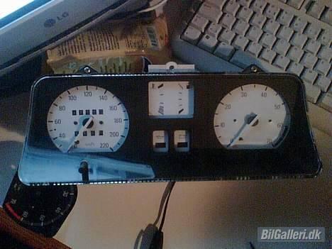Opel Kadett E * DØD* - Mit nye speedometer. Og så har jeg lige sat hvide skiver i. Fuck det ser godt ud :D billede 19