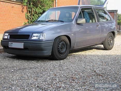 Opel Corsa 1.5TD   SOLGT - sænket 80/50.. Forrøret skrabede på nogle steder.. Hænger ret lavt på en TD billede 1