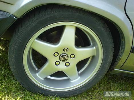 Volvo 740 - Close-up af fælgene.. synes det er noget af det pæneste fælg til en 740... er meget glad for dem billede 17