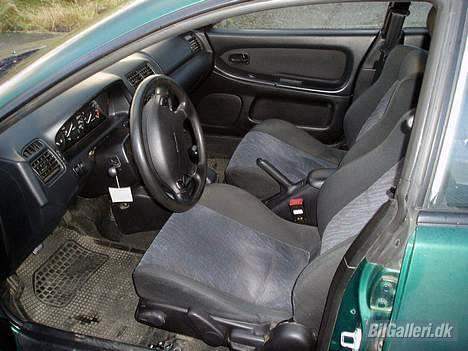 Mazda 323F BA 2.0 V6 - Billedet snyder lidt, da sæderne ikke er så grå, men derimod en anelse mørkere. billede 3