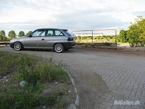 Opel Astra F *Solgt* - et billede inden maler og skørter kommer på billede 6