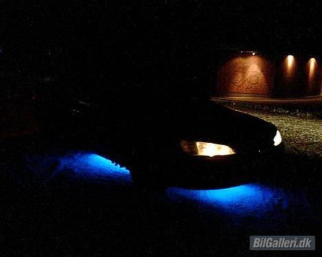 Peugeot 406 2.0 "GTI" SOLGT :( - Lys under bilen, taget med mobil!! Har også blå dioder til forlygten, men tog dem ud her i jul fordi jeg blev stoppet med dem:( billede 10