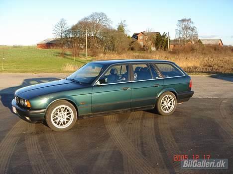 BMW 525i 24v st.car (SOLGT) billede 1