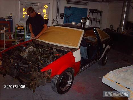 Toyota Corolla Coupé ae86 SOLGT - Så er brian ellers ved at være færdig med at spartle og dække den til så han kan få kastet den i kabinen... billede 4