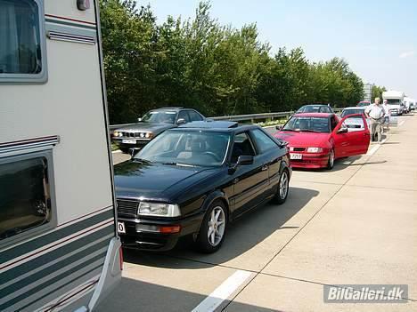 Audi Coupe Quattro 20v - jeps.... holder i kø på Autobahn... holdte i knap tre timer.... det var pænt kedeligt!! og varmt billede 15