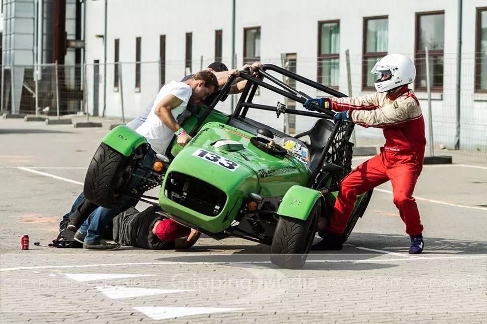 Lotus Seven race car (Replica) - Når lortet brænder påmidt i en kvalifikation så er det godt at være omringet af de bedste mekanikere! billede 4