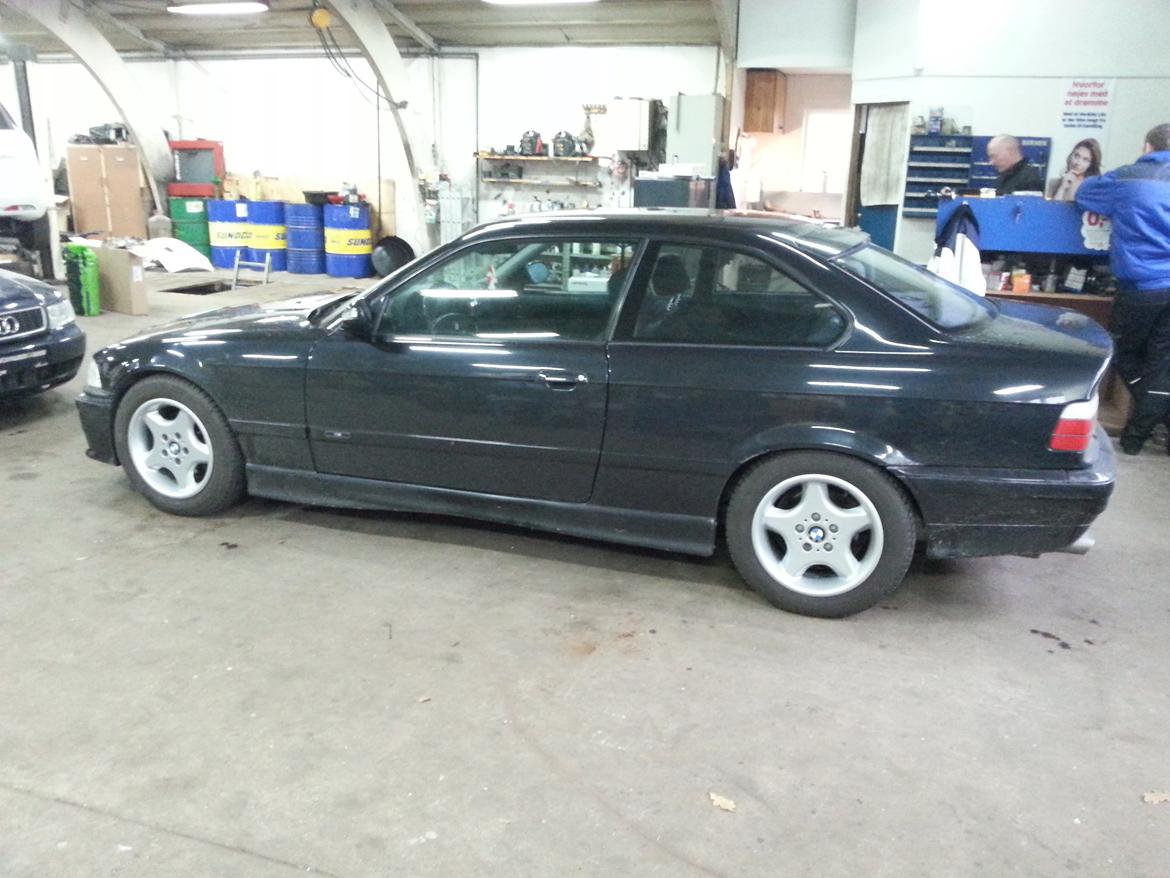 BMW 320i Coupé e36 Vanos - Så kom de ny malede fælge på 14/11/2014 billede 19