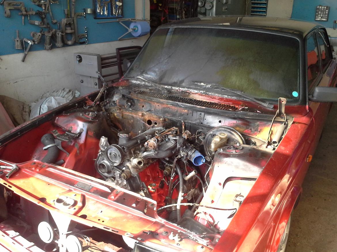 Volvo 242 TI - Det var en varm sommer. For varm, men anledning til at få lakeret motorrummet. billede 9