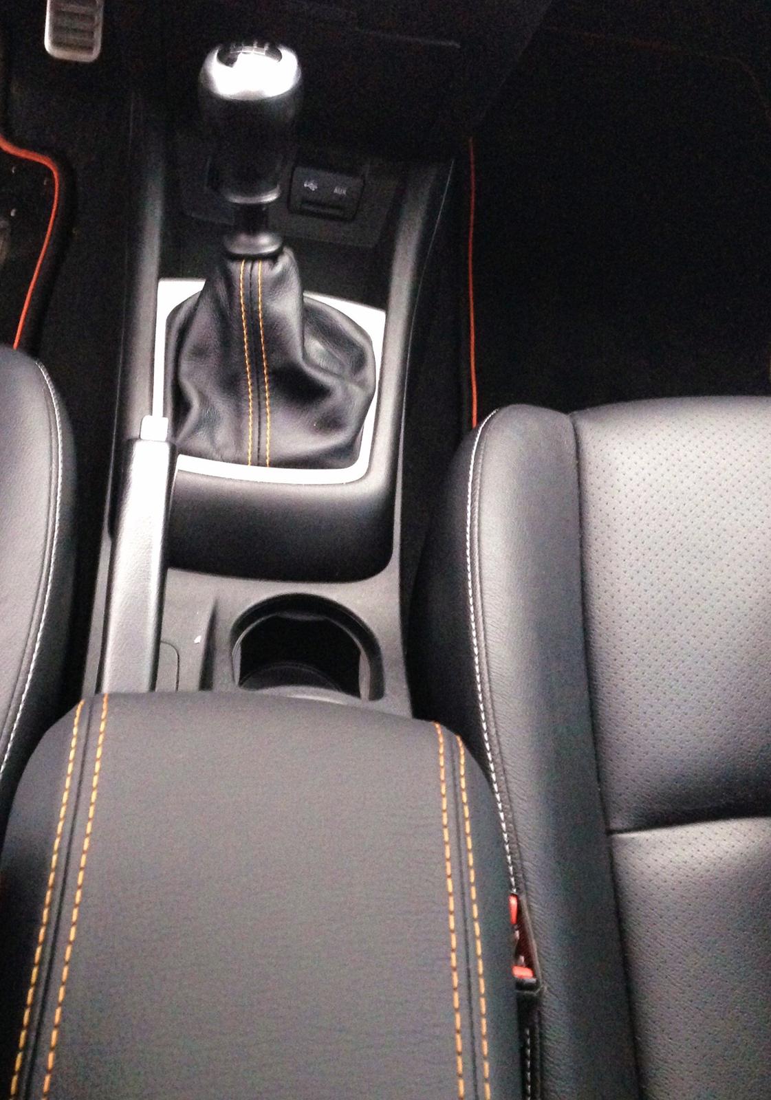 Kia Pro Ceed - Armlæn og gearmanchet skræddersyet med orange sting billede 16