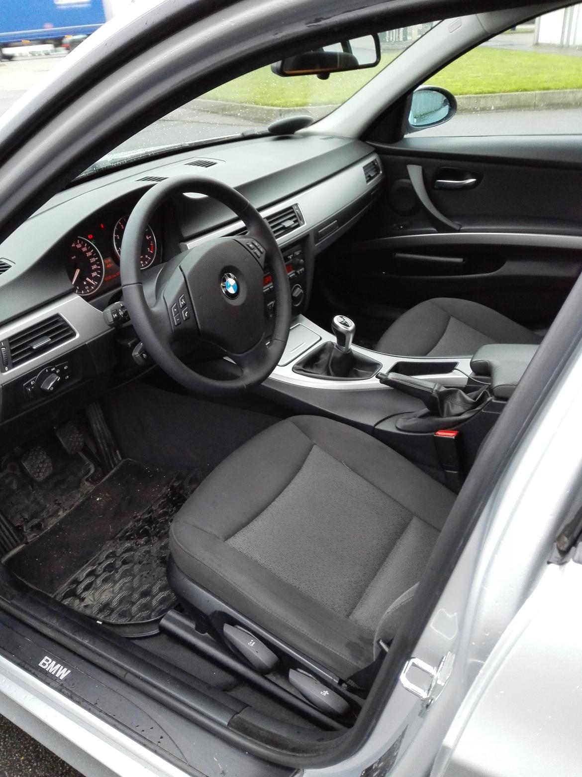 BMW E90 320i / Solgt ! billede 9