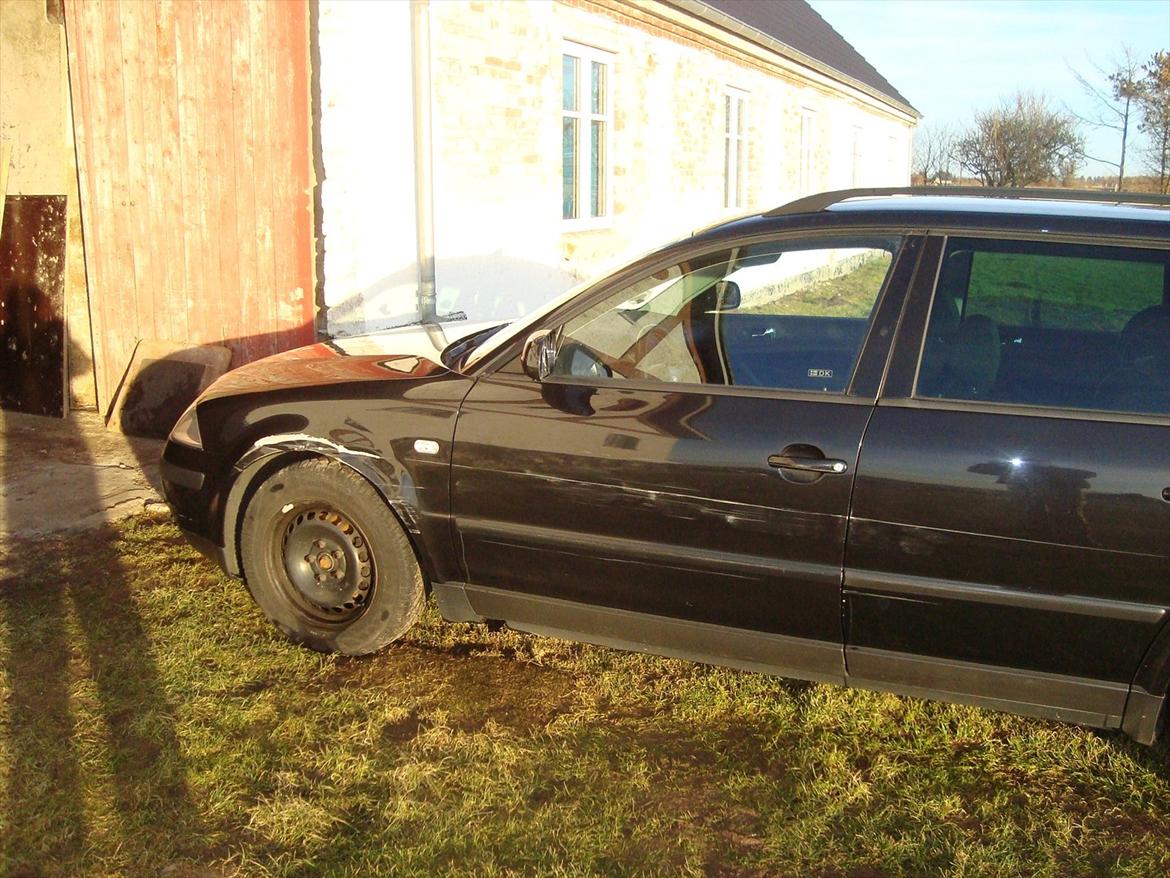 VW Passat Variant TDI Solgt - En salt spreder tog lige hele siden på den mens den holdt parkeret :-(
Den overlevede skadet for 24,000kr ny forskærm spejl og føredør og hele siden lakeret:-) billede 10