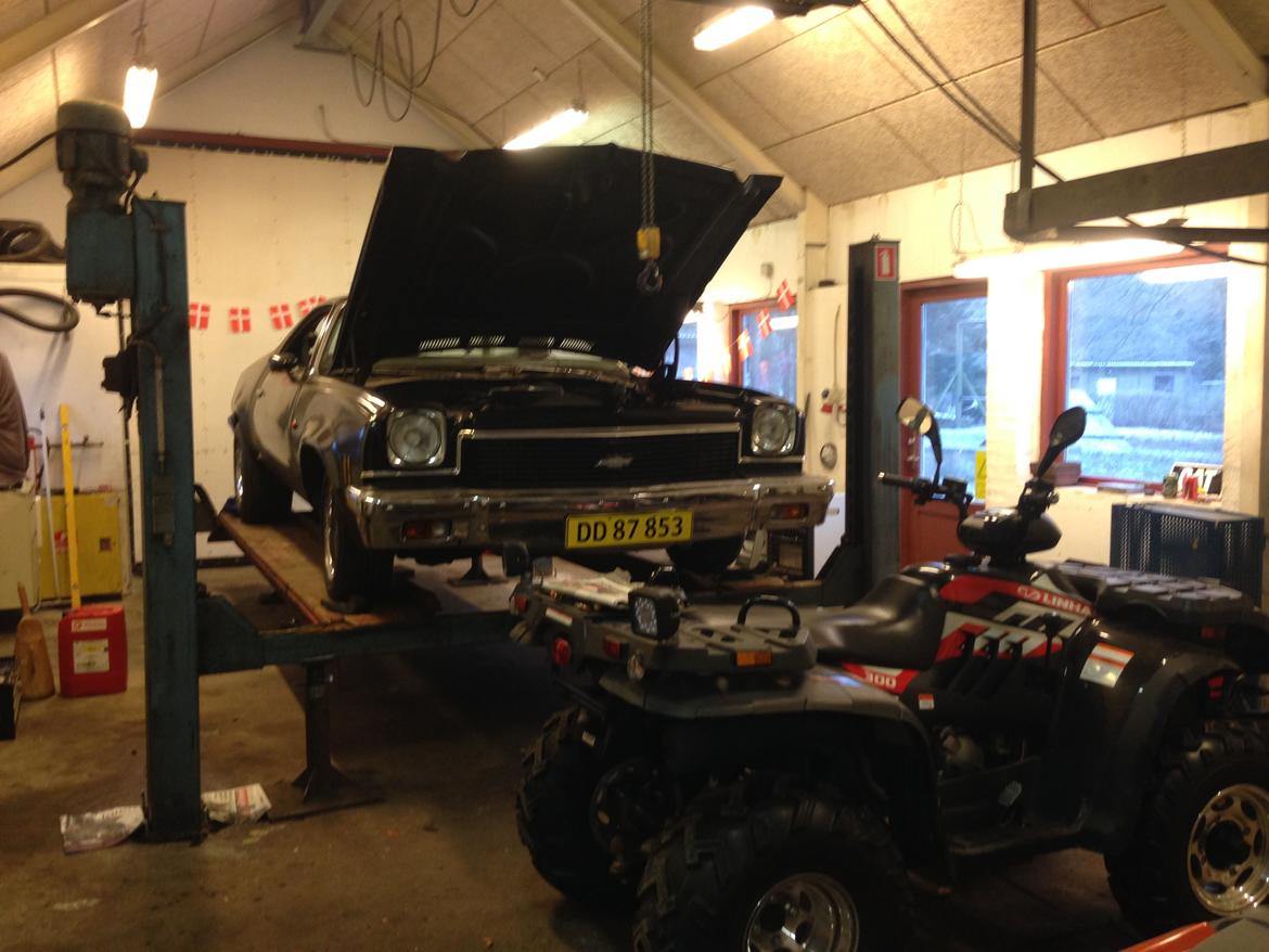 Chevrolet El Camino - På liften, med død transmission, mens liften skulle have justeret wire, lidt svær med en død bil på :-) billede 6