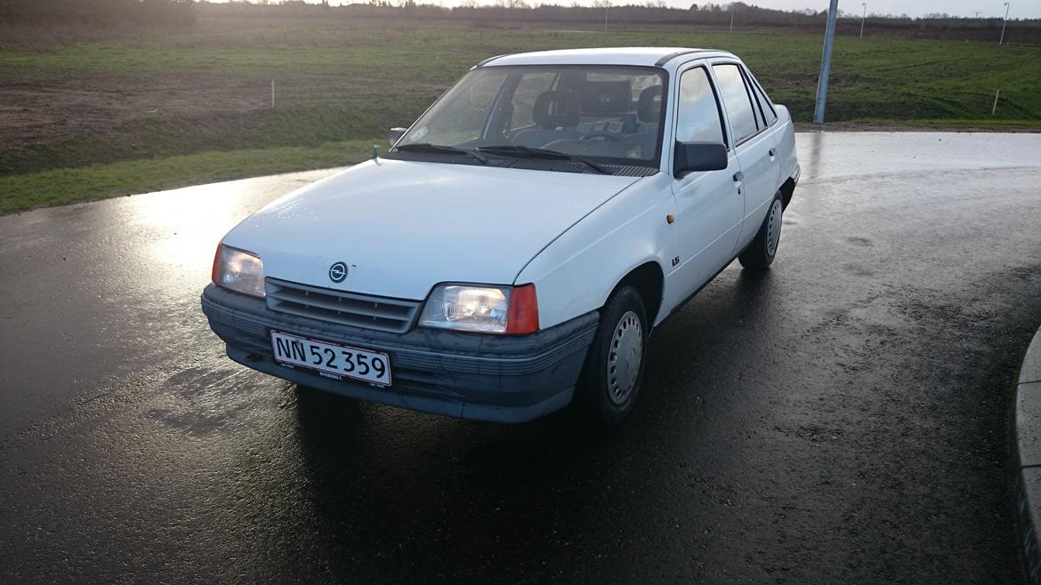 Opel Kadett E Sedan billede 1