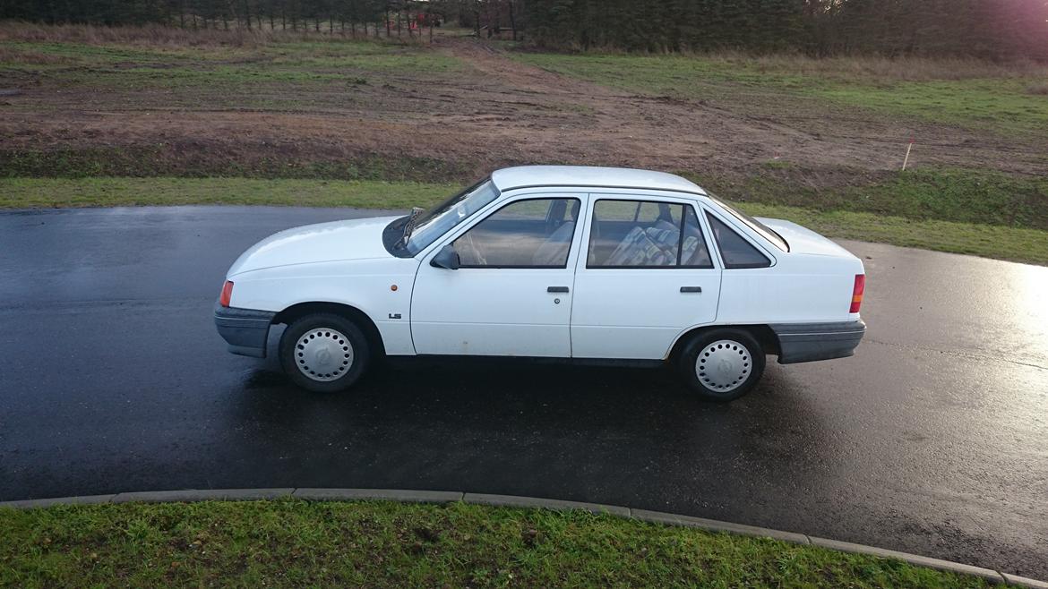 Opel Kadett E Sedan billede 5