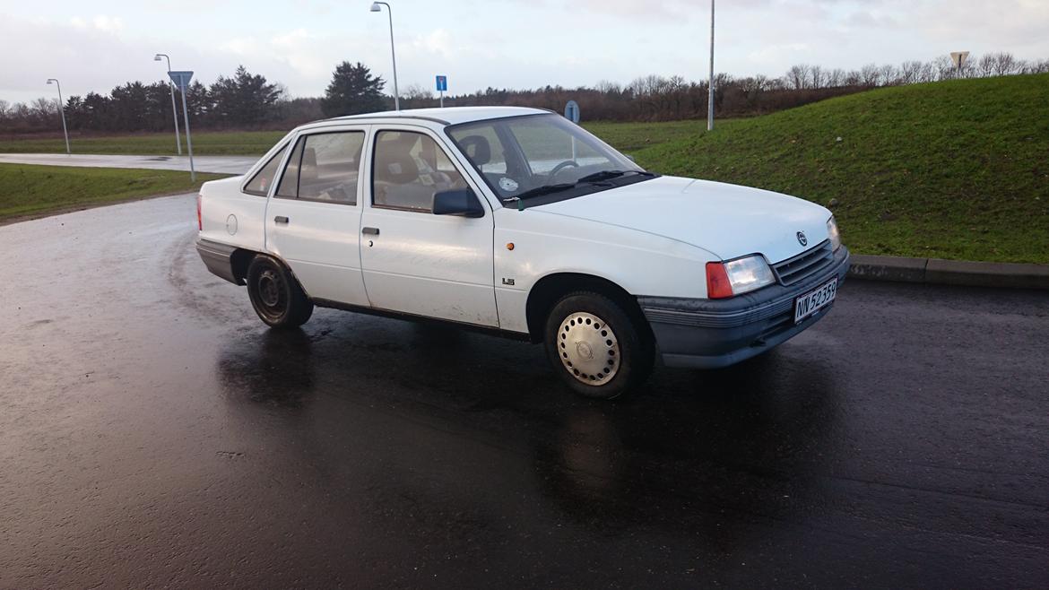 Opel Kadett E Sedan billede 3