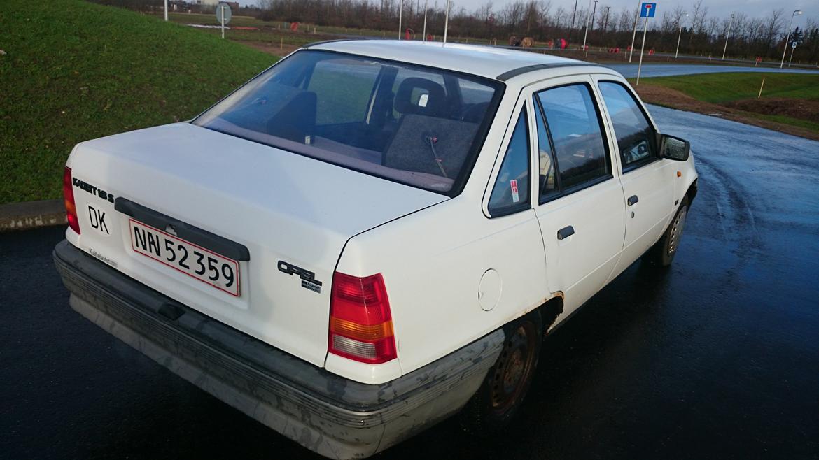 Opel kadett e седан