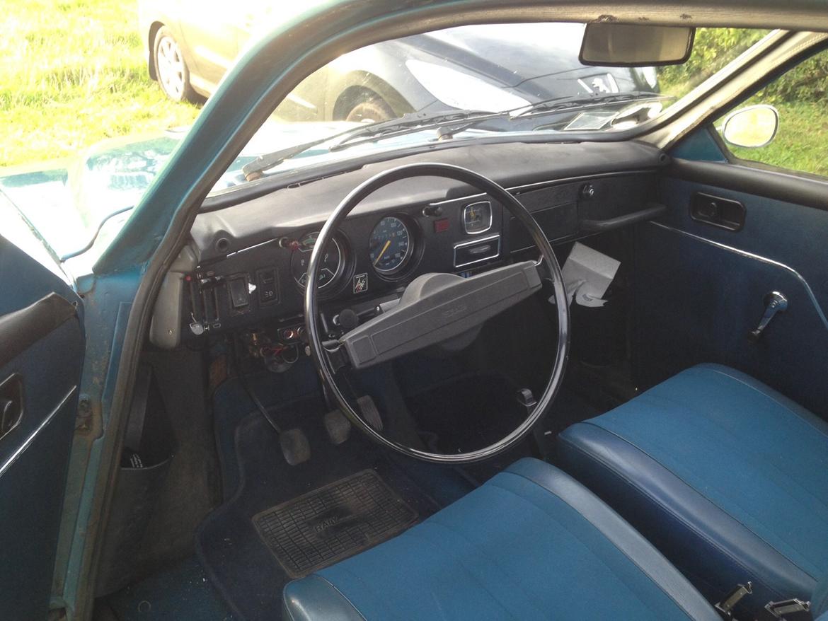 Saab 96 V4 - Mange af disse blå Saa´'er havde brunt interiør, så derfor er det lidt specielt at den har orginalt blåt indtræk og blå dørsider. billede 4