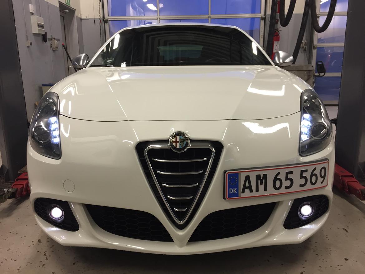 Alfa Romeo Giulietta 1750 TBI Qv - Led kørelys og Blå cosmus pærer i nær og tågelygter billede 11