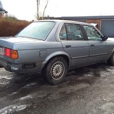 BMW E30 - 320i