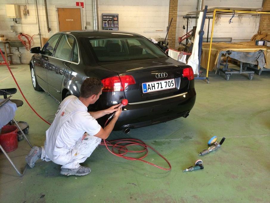 Audi A4 - 1.8T 163 HK - S-line - Gammel kone havde ridset min bagkofanger, så den skulle lige vandslibes og poleres op.. (y) billede 7