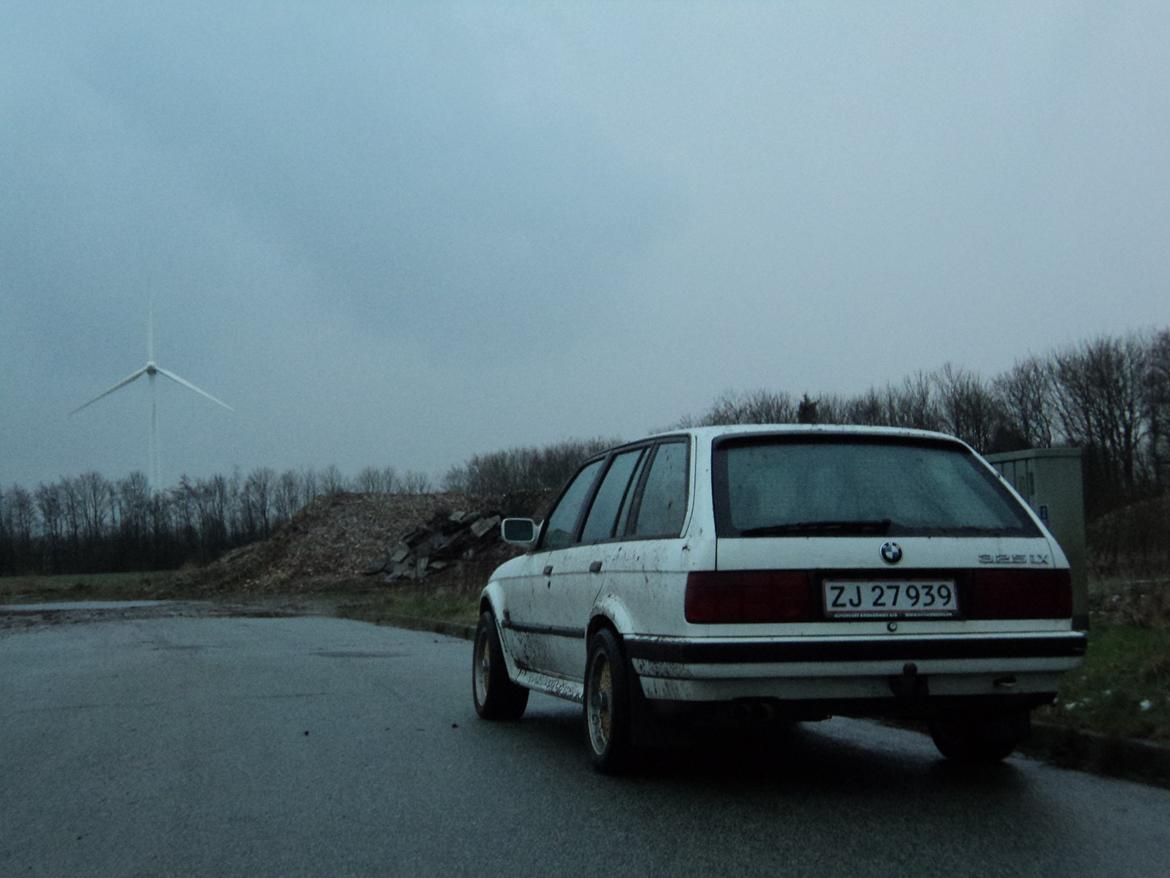 BMW E30 325iX 4x4 Touring - Bemærk møllen!! - dens vinger udgør en stjerne med tre vinger som kun burde eksistere på en mølle! :D billede 44