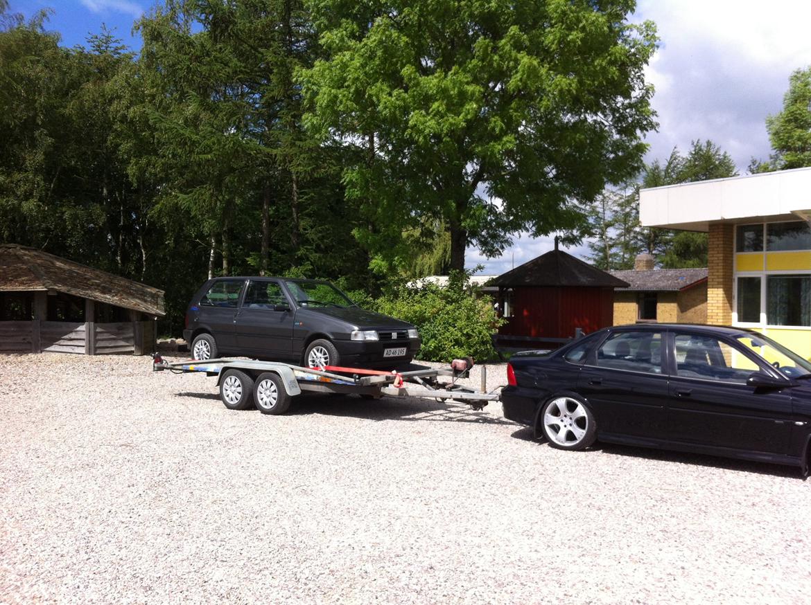 Fiat Uno start 1,0 ie - kort hjem tur. men med en ratlås der driller var det nemmere på trailer. billede 8