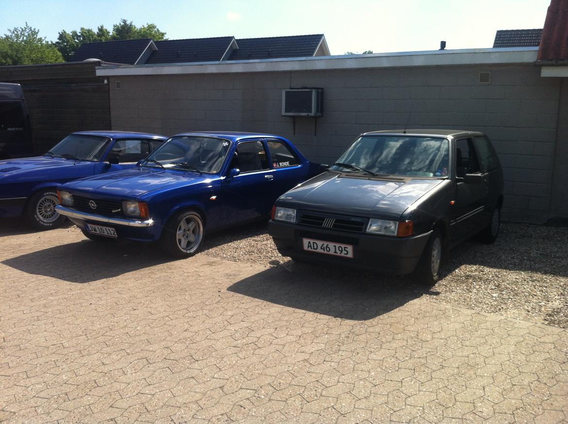 Fiat Uno start 1,0 ie - er vild med gamle biler. her sammen med min kadett c sommer vogn:)  billede 18