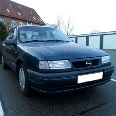 Opel Vectra A 1,8 4d sedan **SOLGT**