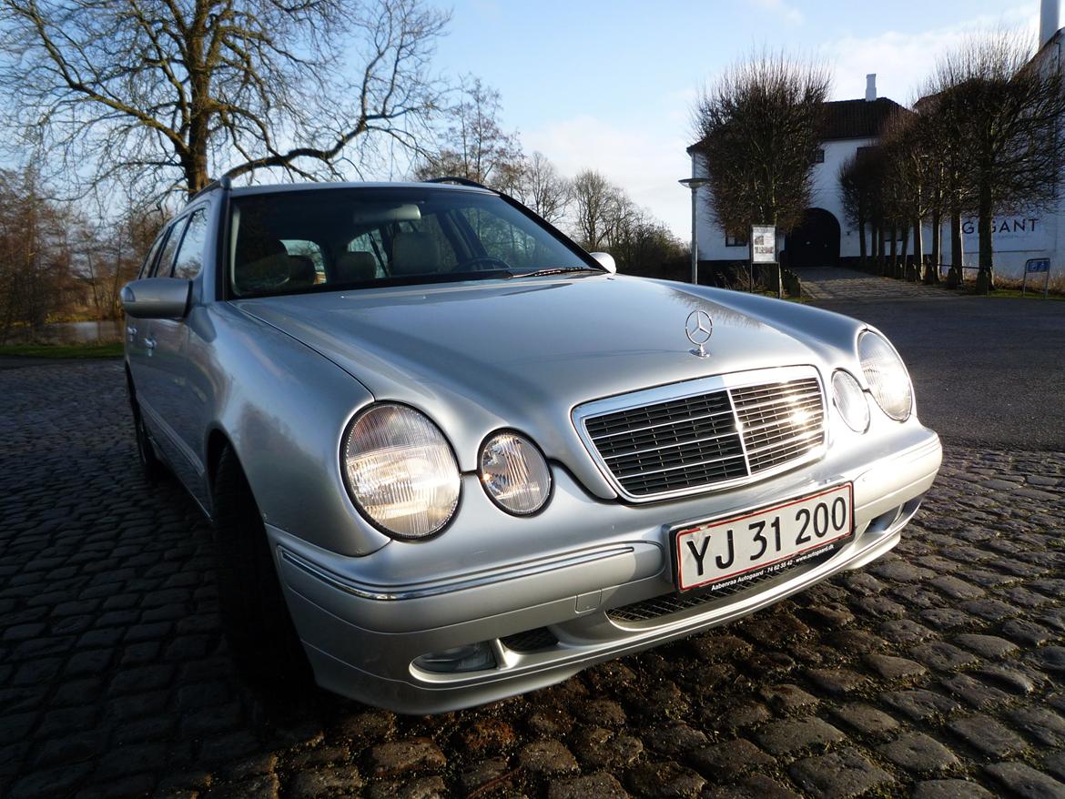 Mercedes Benz E 270 CDI Aut. Elegance stationcar. SOLGT. billede 1